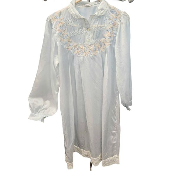 Vintage Anna Light Blue Embroidered Nightgown size Large - Picture 2 of 8